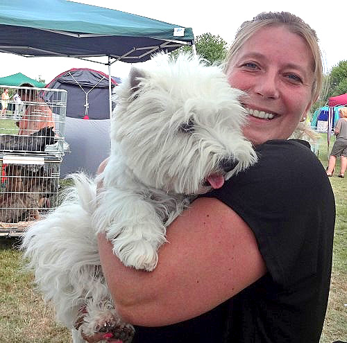 Nicole Kappes und einer ihrer Westies auf Ausstellung